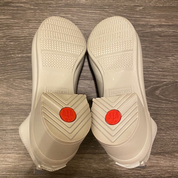 Hunter Refined Slim Fit Gloss Mid Heel Boots - Picture 13 of 14